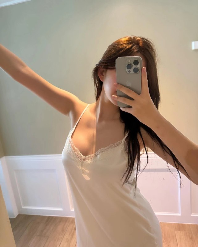 女人用手机拍自拍