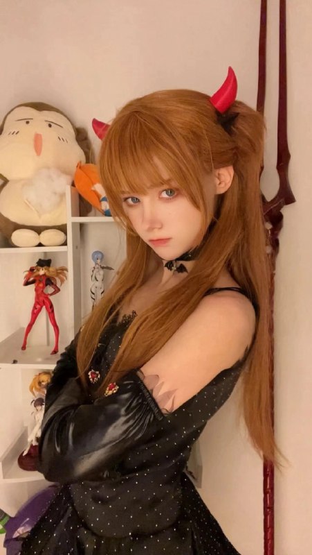 长头发的女孩和一件黑色的衬衫为一张照片