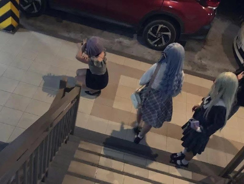 三个女孩站在楼梯上