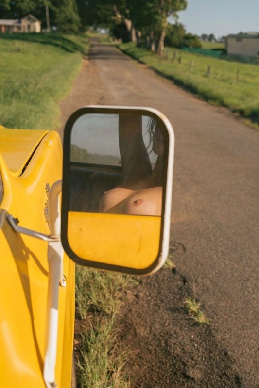 在一辆汽车的侧面镜子里看到女人