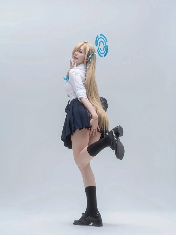 长头发和蓝色头条的女人为一张照片