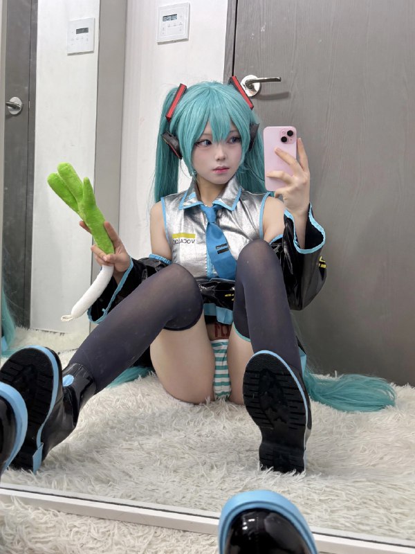 穿着蓝色衣服的女孩拍了一张自拍