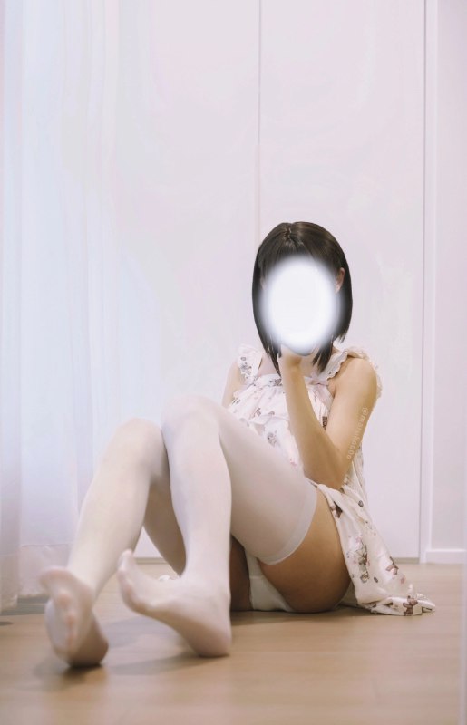 穿着白色裙子和白色裤子的女人