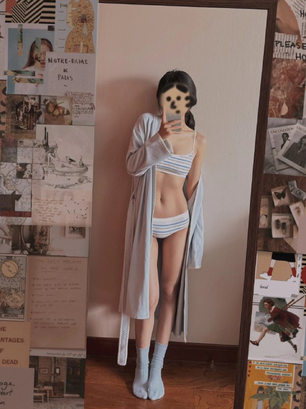 女人在镜子前拍自拍