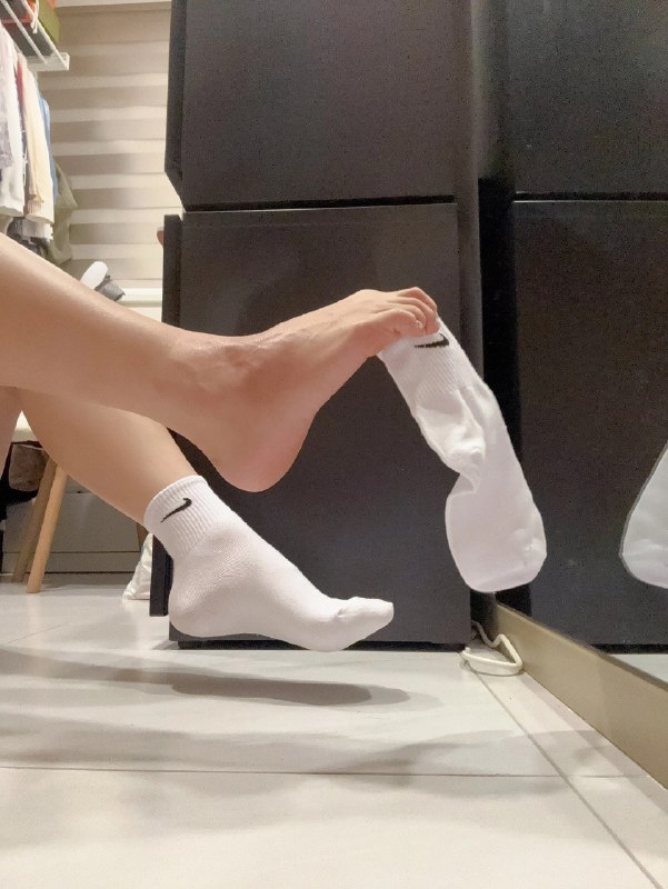 穿着一双耐克袜子的男人