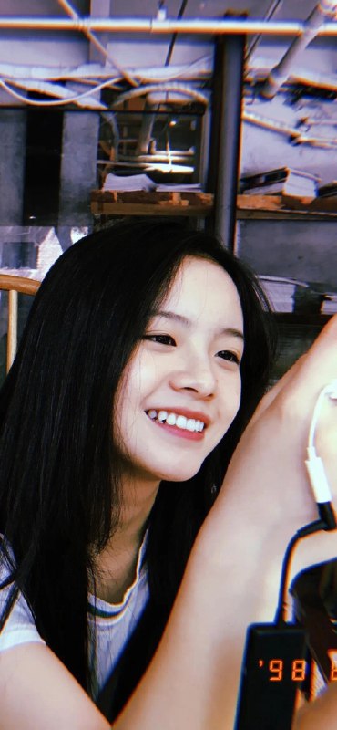 黑头发的女孩,脸上的笑容