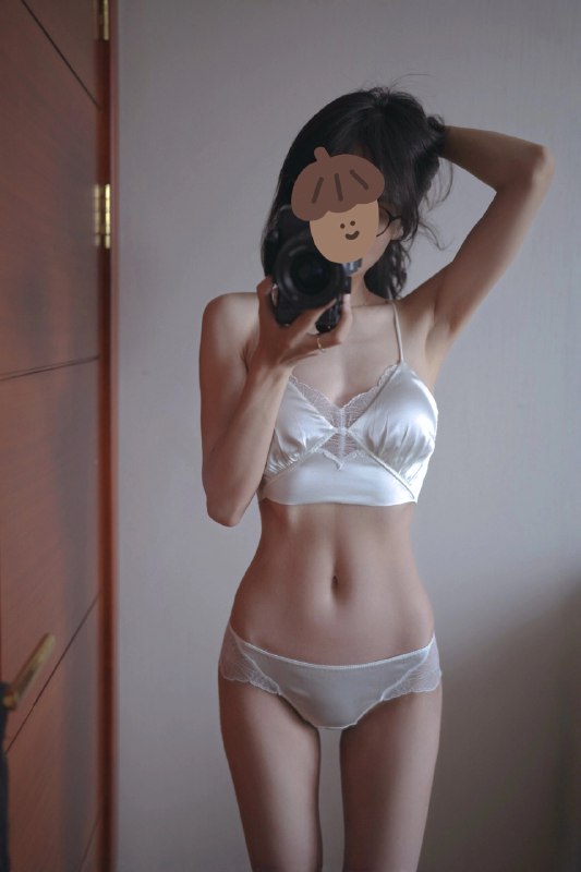 女人用摄像头拍自拍