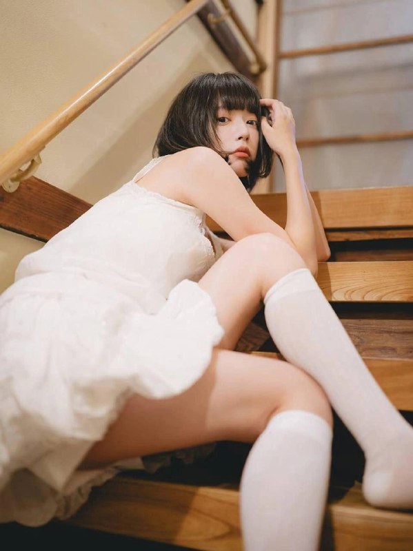 穿着白色衣服的女人坐在楼梯上