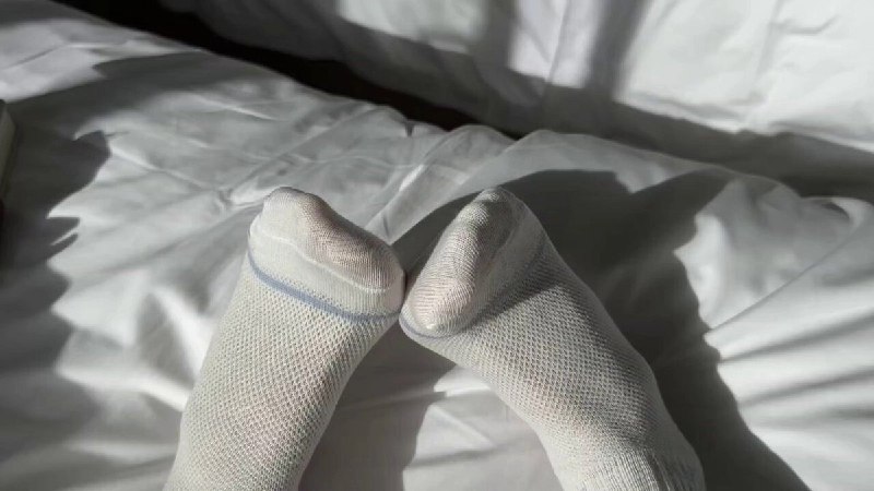 一双白色袜子在床上