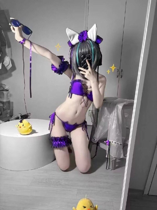 一位穿紫色比基尼的女人拍了一张自拍