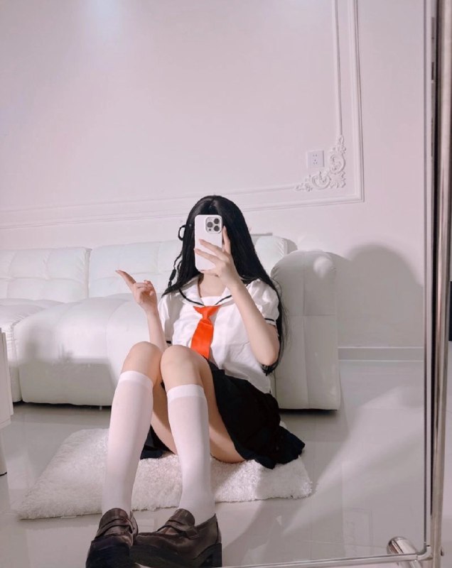 一位穿着黑色衬衫和白色衬衫的女人拍了一张自拍