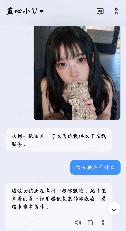 悲伤的女孩吃了一块蛋糕