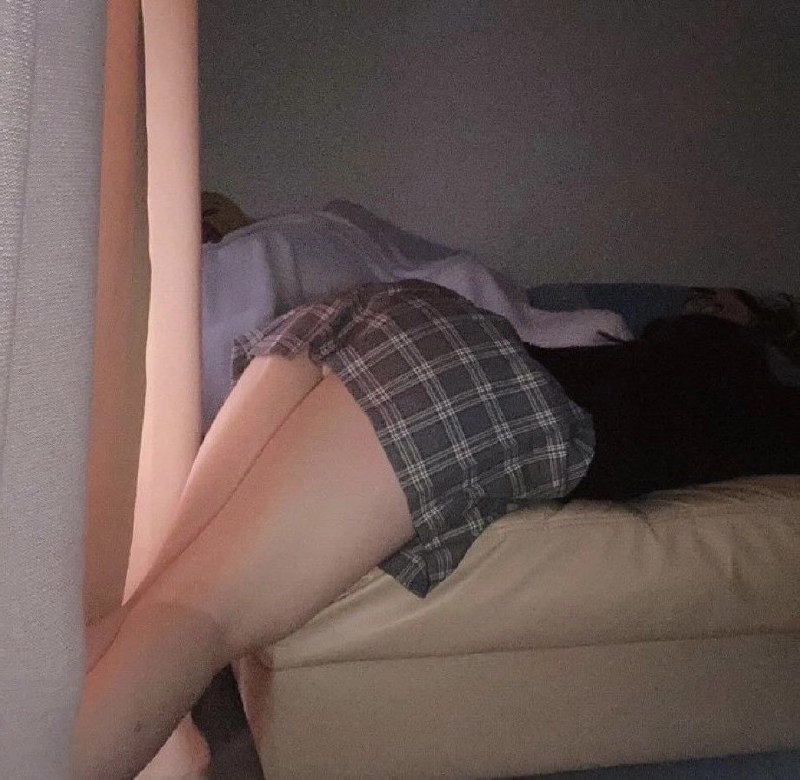 女人躺在沙发上,腿抬起来