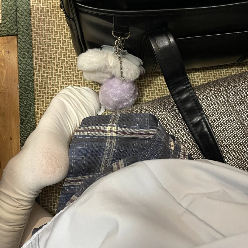 穿着一件白色衬衫和一件白色的裙子的人