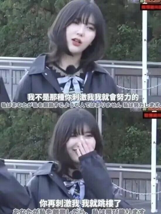 女人手里拿着麦克风