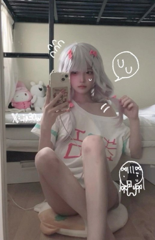 女孩带着粉红色的Hello Kitty拍照