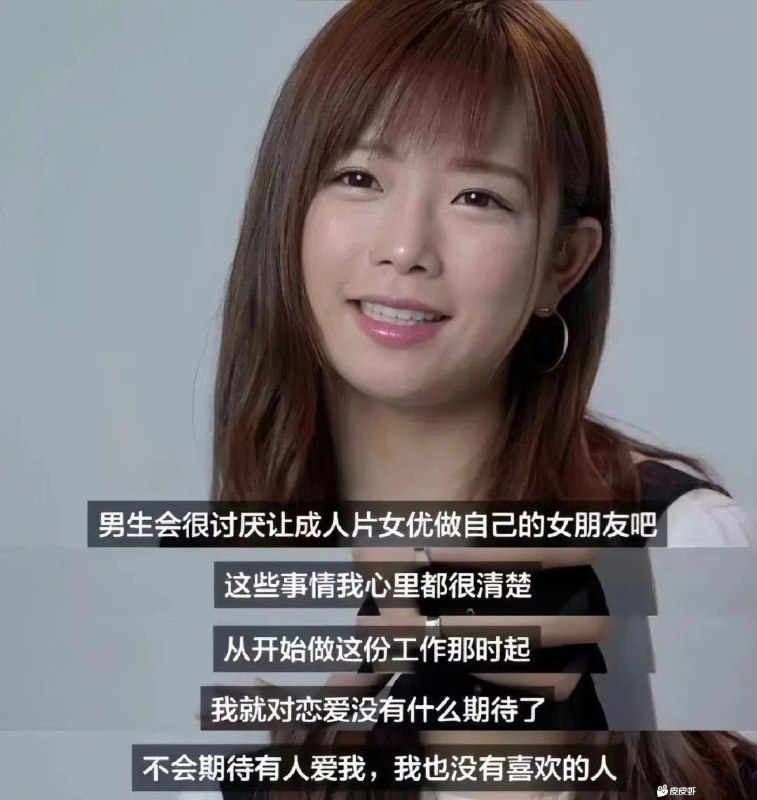 女人在相机上微笑