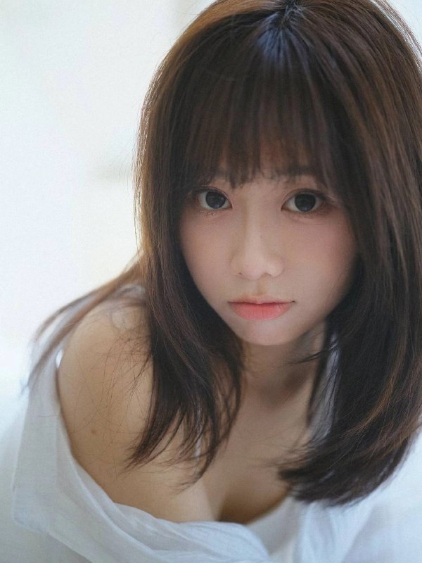 黑发的女人和一件白色的衬衫