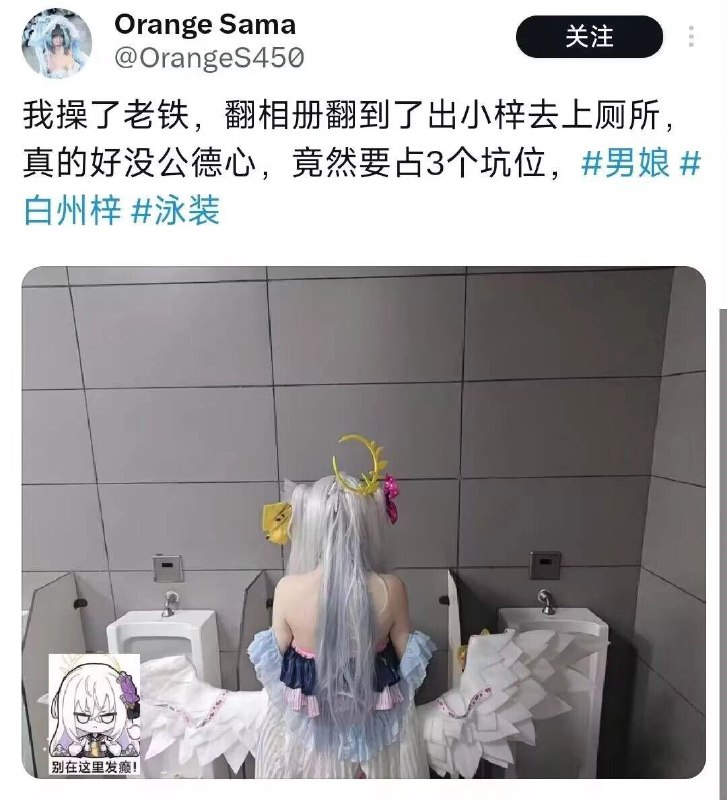 穿着白色礼服的女人,头发上有黄色的弓,站在尿道前面