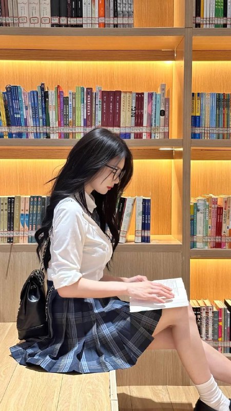 穿白衬衫的女人在读一本书