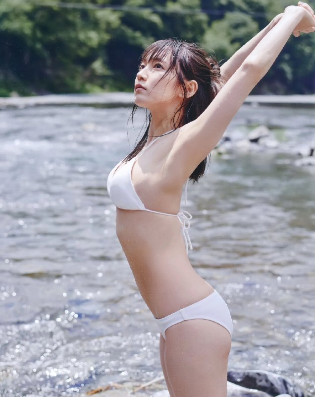 穿白色比基尼的女人站在水里