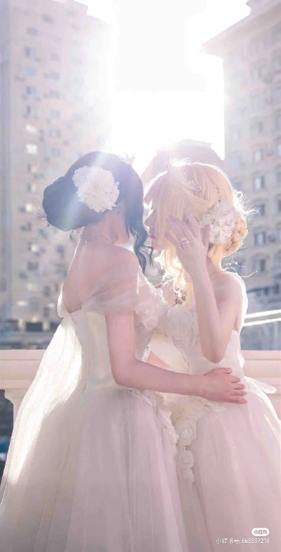 两个人互相亲吻