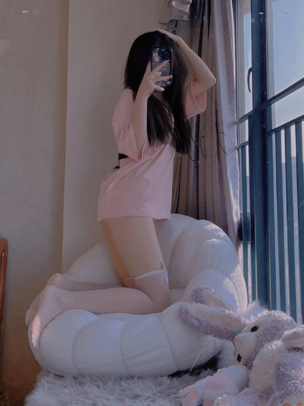 穿着粉红色衬衫的女人拍了一张自拍