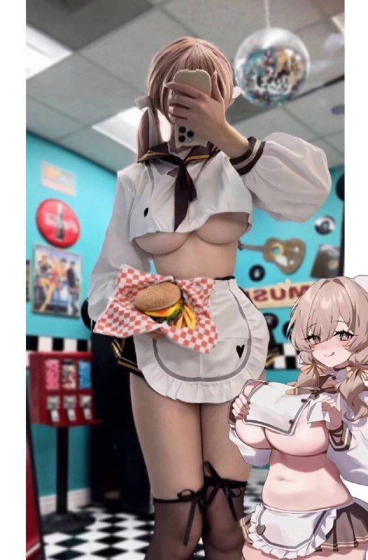 穿着水手服的女人拿着一顿三明治