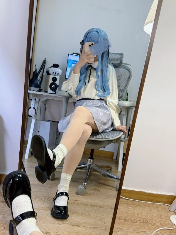 女人在镜子前拍自拍