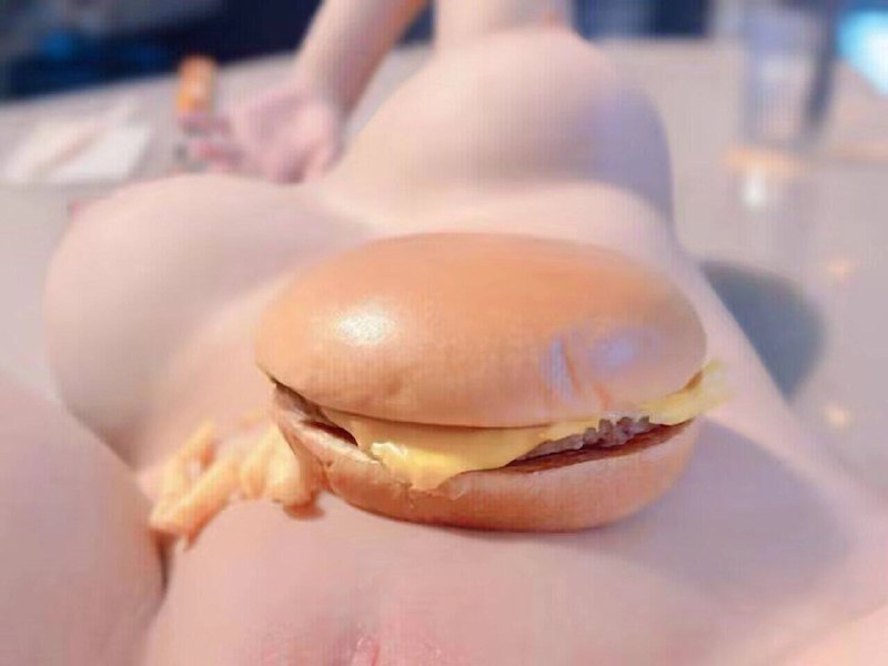 女人肚子上的汉堡