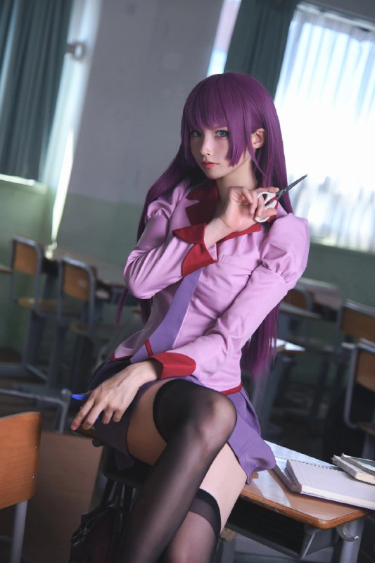 紫色头发的女孩和一件紫色衬衫,拿着一双刀子