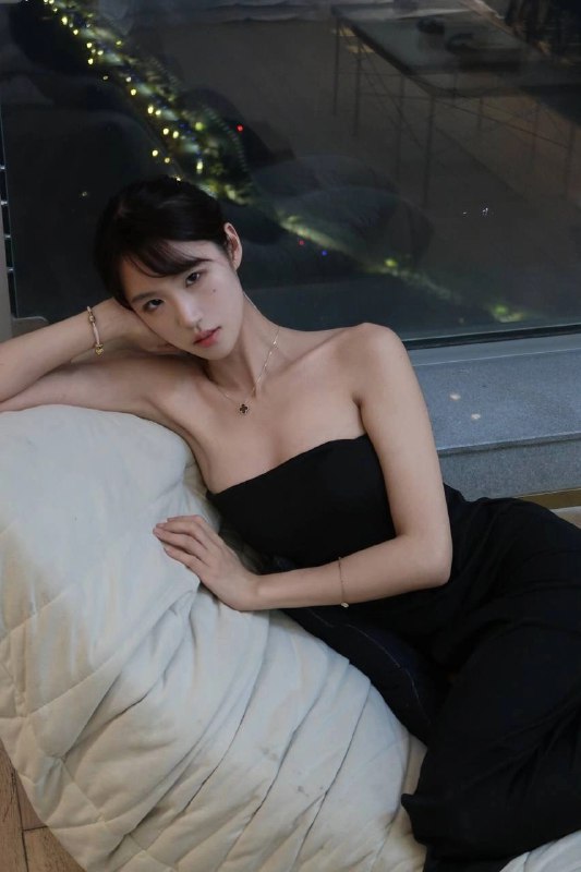 穿着黑色裙子的女人坐在沙发上