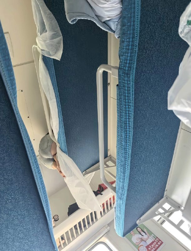 人在镜子中的反射