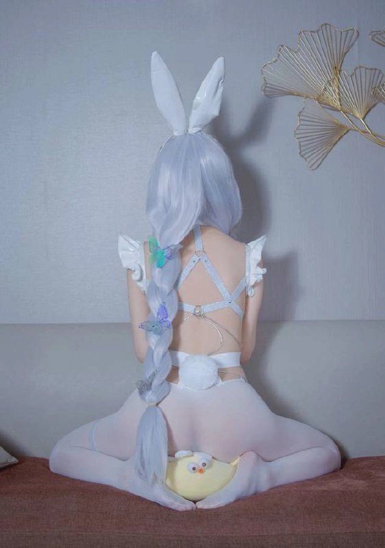 带着兔子的尾巴坐在沙发上