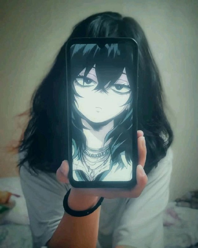 持有手机的人,上面有一张卡通脸