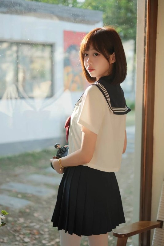 女人穿着蓝色和白色的水手帽