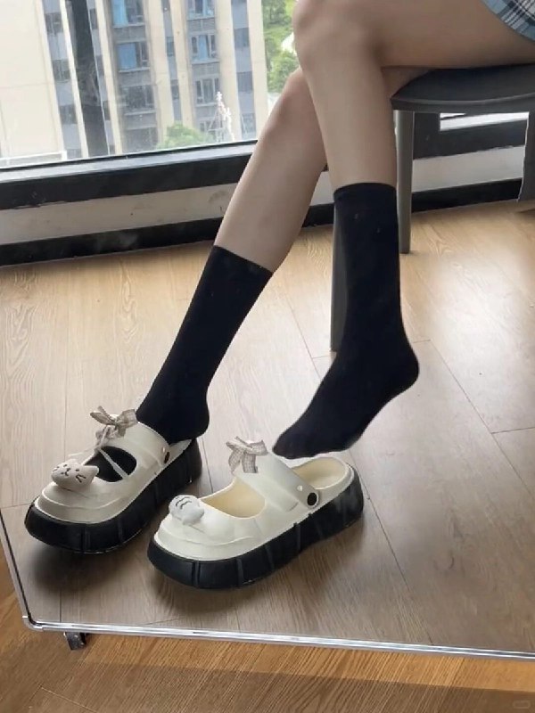 穿黑袜子和白鞋的女人