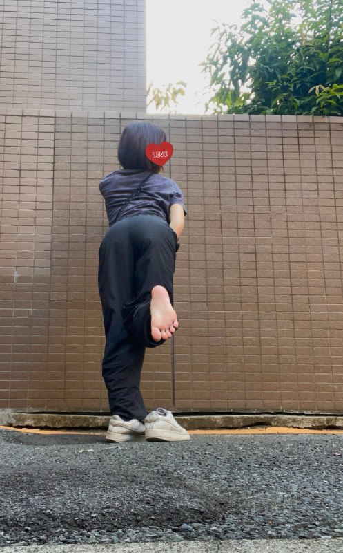 穿着黑色衬衫和黑色裤子的女人,背上有一颗红色的心