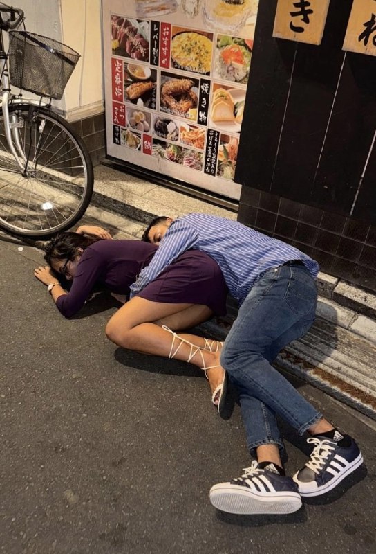 男人和一个女人躺在地上,互相拥抱