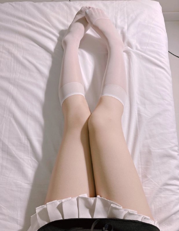 女人的腿在床上交叉