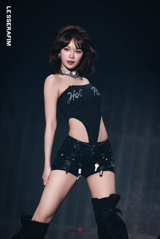 穿着黑色和白色的衬衫和黑色短裤的女人