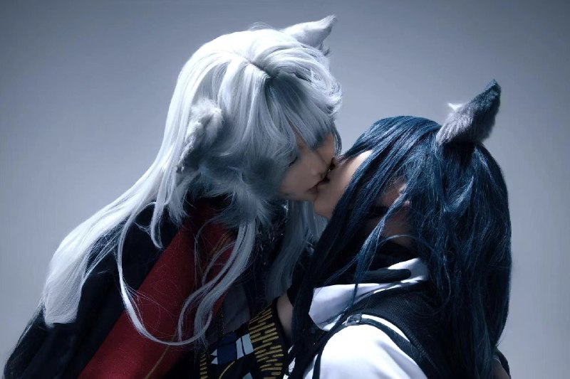 两个人亲吻其中有猫的头