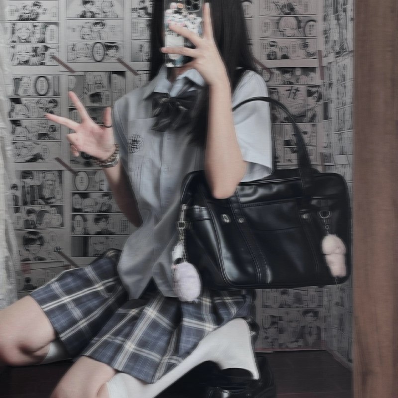 女人在漫画墙前拍自拍