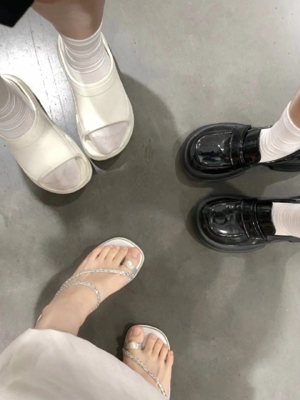 地板上有三个鞋子