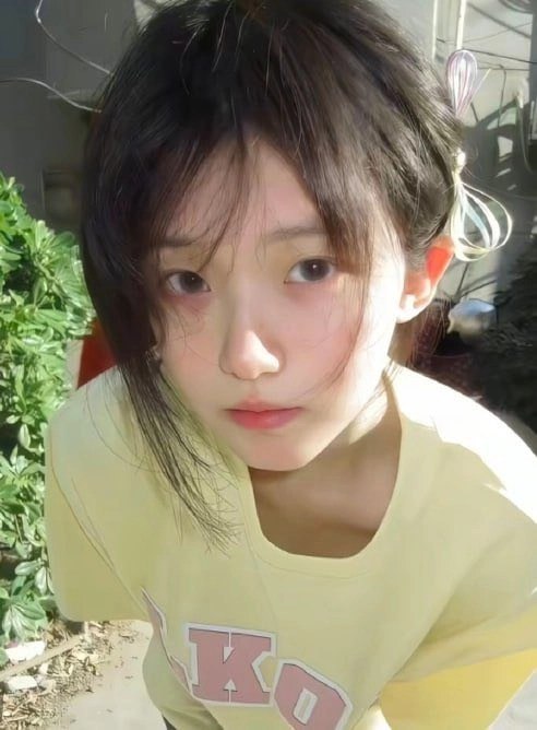 长头发的女人和一件黄色的衬衫