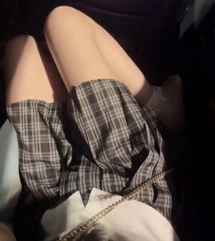 穿着白色衬衫的女人