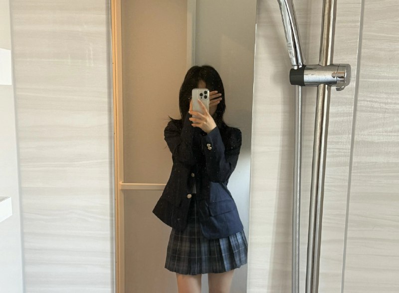 女人在浴室里拍个自拍