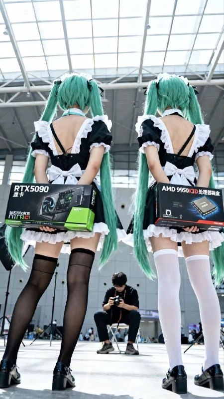 两个女人拿着电子箱