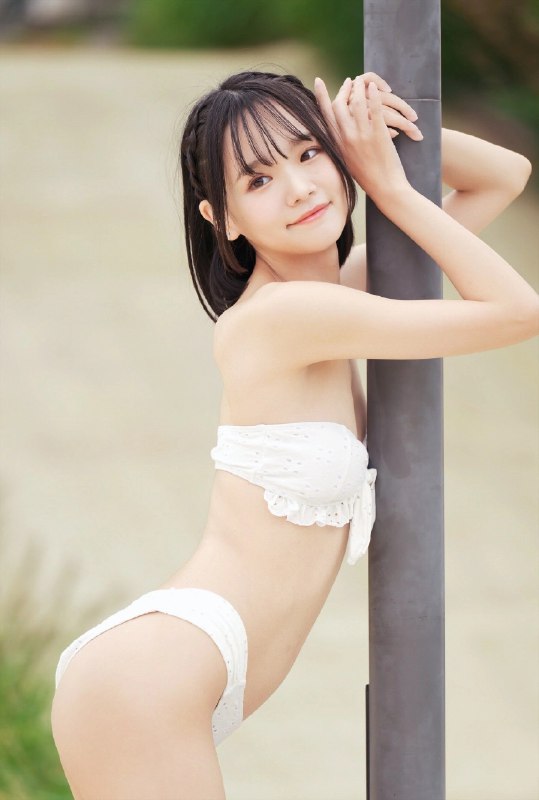 穿着白色比基尼的女人为一张照片