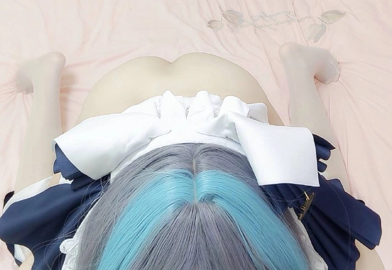 蓝头发的女人躺在床上